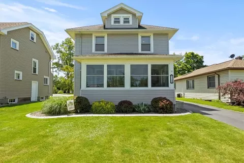 135 Gilbert Dr, Irondequoit, NY 14609