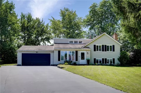 391 Round Pond Ln, Greece, NY 14626