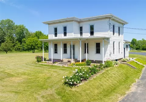 293 W Dezeng St, Galen, NY 14433