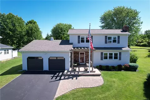 5135 Laura Ln, Canandaigua, NY 14424