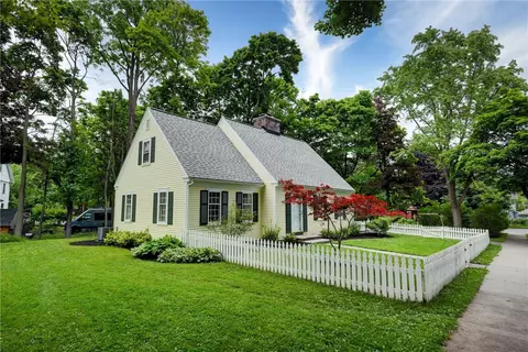 15 Elmbrook Dr, Pittsford, NY 14534