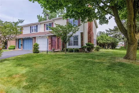 160 Frenchwoods Cir, Rochester, NY 14618