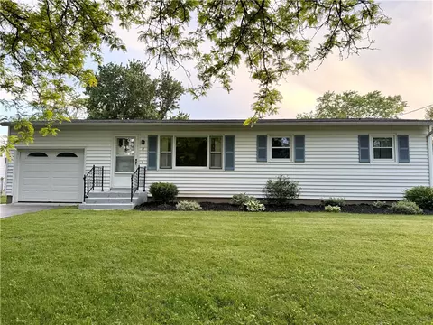 17 Meadowbrook Dr, Auburn, NY 13021