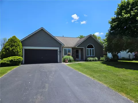 6148 Trillium Trl, Ontario, NY 14519