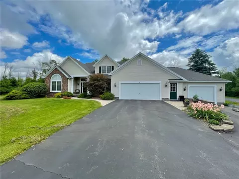 4 Union Pointe Dr, Ogden, NY 14624