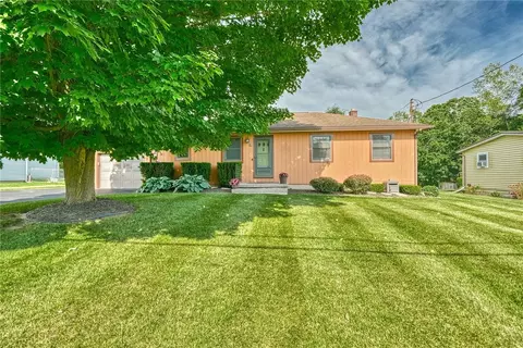 3 Denise Dr, Macedon, NY 14502
