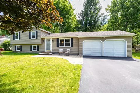 933 Joylene Dr, Webster, NY 14580 photo 2