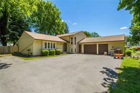 6153 Hunters Dr, Farmington, NY 14425