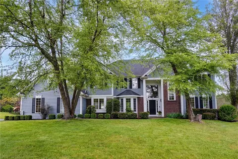 14 Fall Meadow Dr, Pittsford, NY 14534