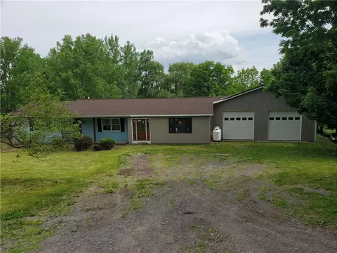 3816 N Creek Rd, Palmyra, NY 14522