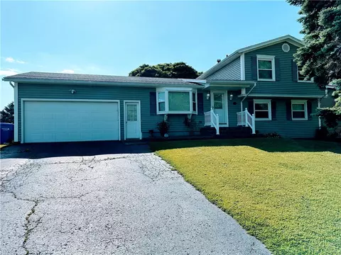 20 Bru Mar Dr, Gates, NY 14606