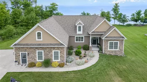7761 Shoreline Blvd, Ontario, NY 14519