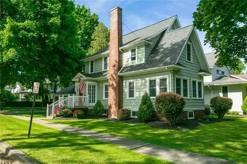 12 Elm St, Le Roy, NY 14482