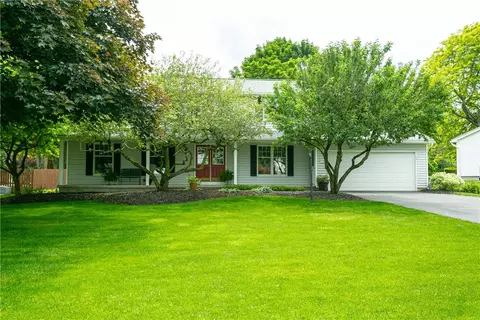 29 Meadow Gln, Perinton, NY 14450