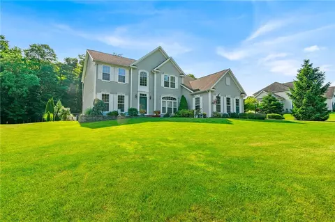 257 Stonefield Ln, Farmington, NY 14425