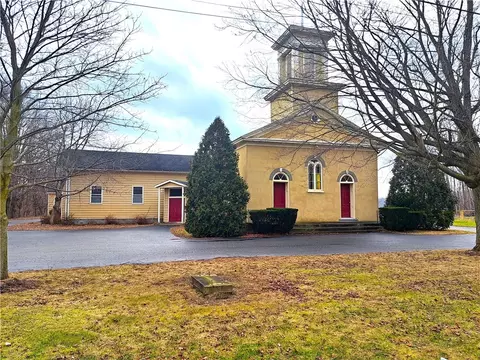 7068 N Bergen Rd, Bergen, NY 14416