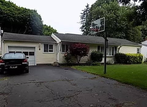 34 Parkhurst Dr, Ogden, NY 14559