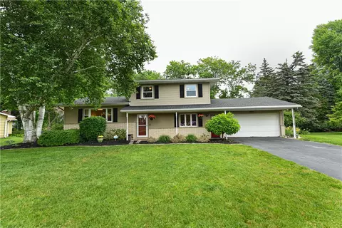 700 Shadowwood Ln, Webster, NY 14580