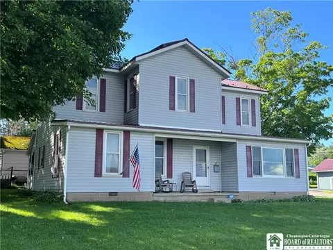 29 Pratt St, Mayville, NY 14757