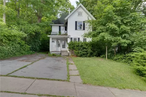 24 Queen St, Lyons, NY 14489