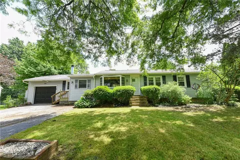24 Elaine Dr, Rochester, NY 14623