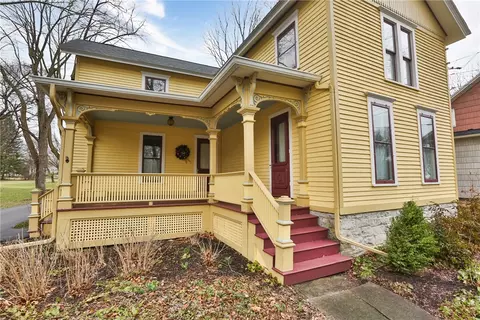 72 South St, Le Roy, NY 14482