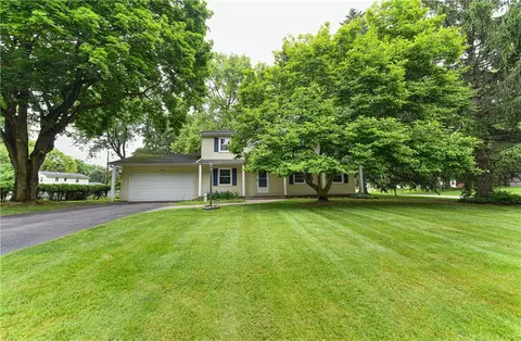 93 Brentwood Ln, Perinton, NY 14450