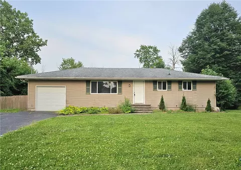 12 Vollmer Pkwy, Rochester, NY 14623