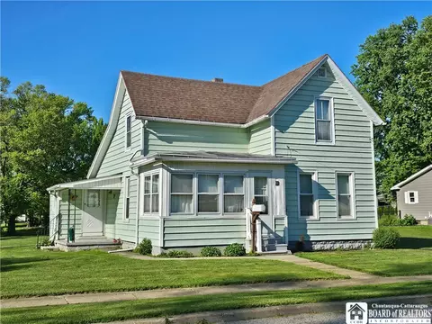 58 Robinson St, Hanover, NY 14136