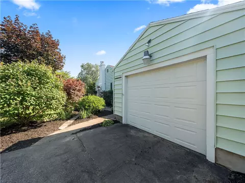 100 Meadowcroft Rd, Irondequoit, NY 14609 photo 3