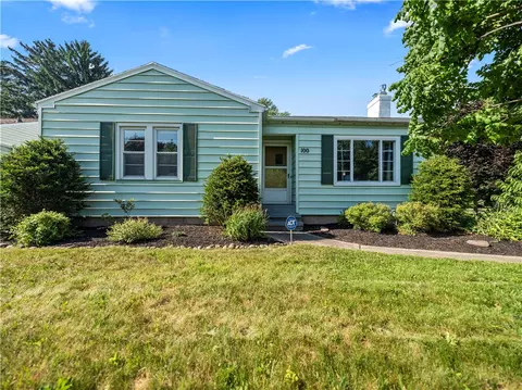 100 Meadowcroft Rd, Irondequoit, NY 14609