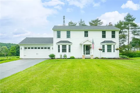 92 Old Mill Rd, Farmington, NY 14425