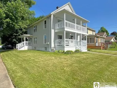 18 Parkway St, Hanover, NY 14136