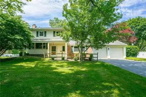 11 Cross Ridge Rd, Pittsford, NY 14534