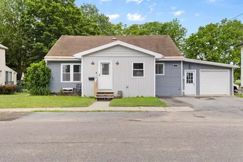 54 Montezuma St, Lyons, NY 14489