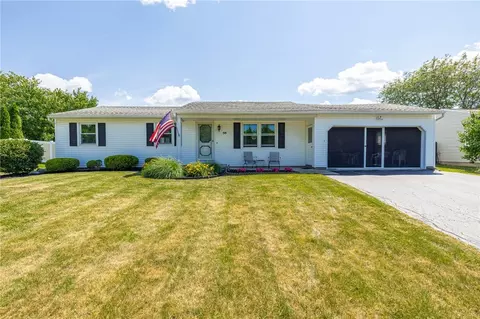 98 Lightwood Ln, Gates, NY 14606