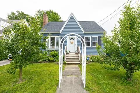 32 Laurelhurst Rd, Greece, NY 14626