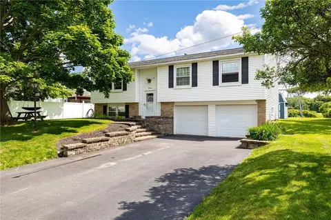 11 Wickwine Ln, Henrietta, NY 14467