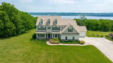 4965 Hillcrest Dr, Canandaigua, NY 14424