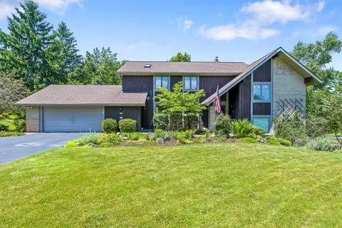 25 Locke Dr, Pittsford, NY 14534