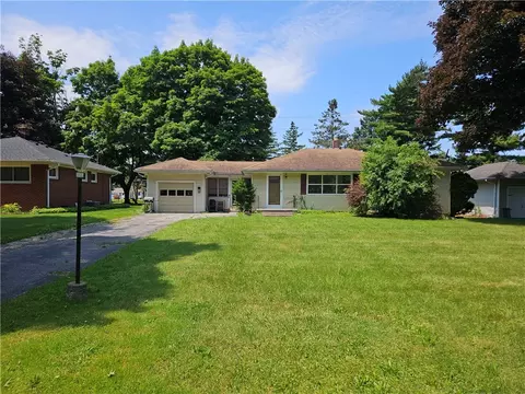 67 Timpat Dr, Gates, NY 14624