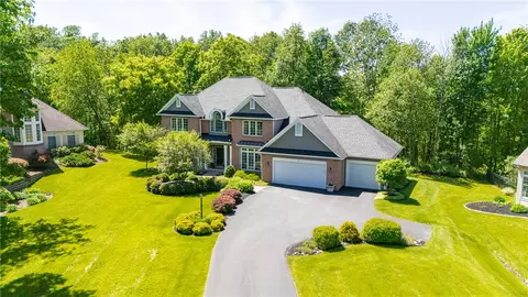 9 Vineyard Hl, Perinton, NY 14450