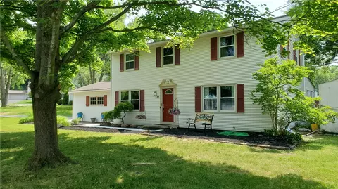 30 Maple Leaf Cir, Penfield, NY 14526