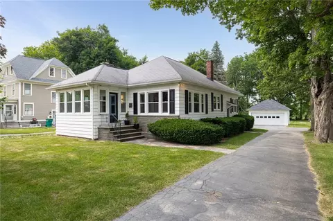 53 Rochester St, Bergen, NY 14416