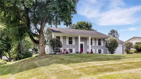 17 Round Trail Dr, Pittsford, NY 14534