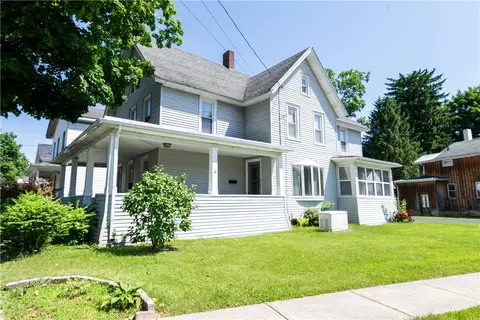 2 Maple St, Lyons, NY 14489