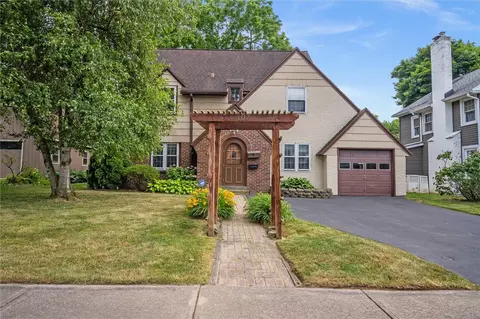 107 Covington Rd, Irondequoit, NY 14617