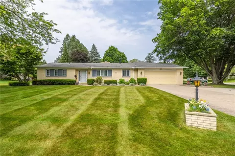 855 Partridge Ln, Webster, NY 14580