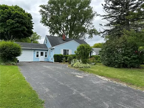 39 Fairview Ct, Greece, NY 14612