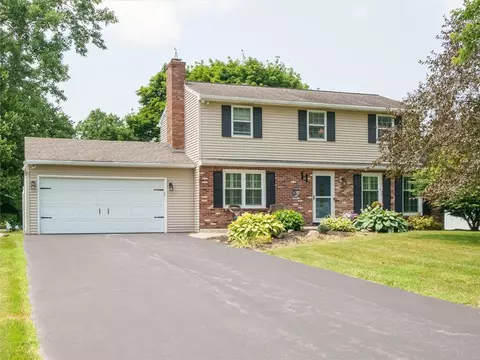 11 Heatherwood Rd, Perinton, NY 14450
